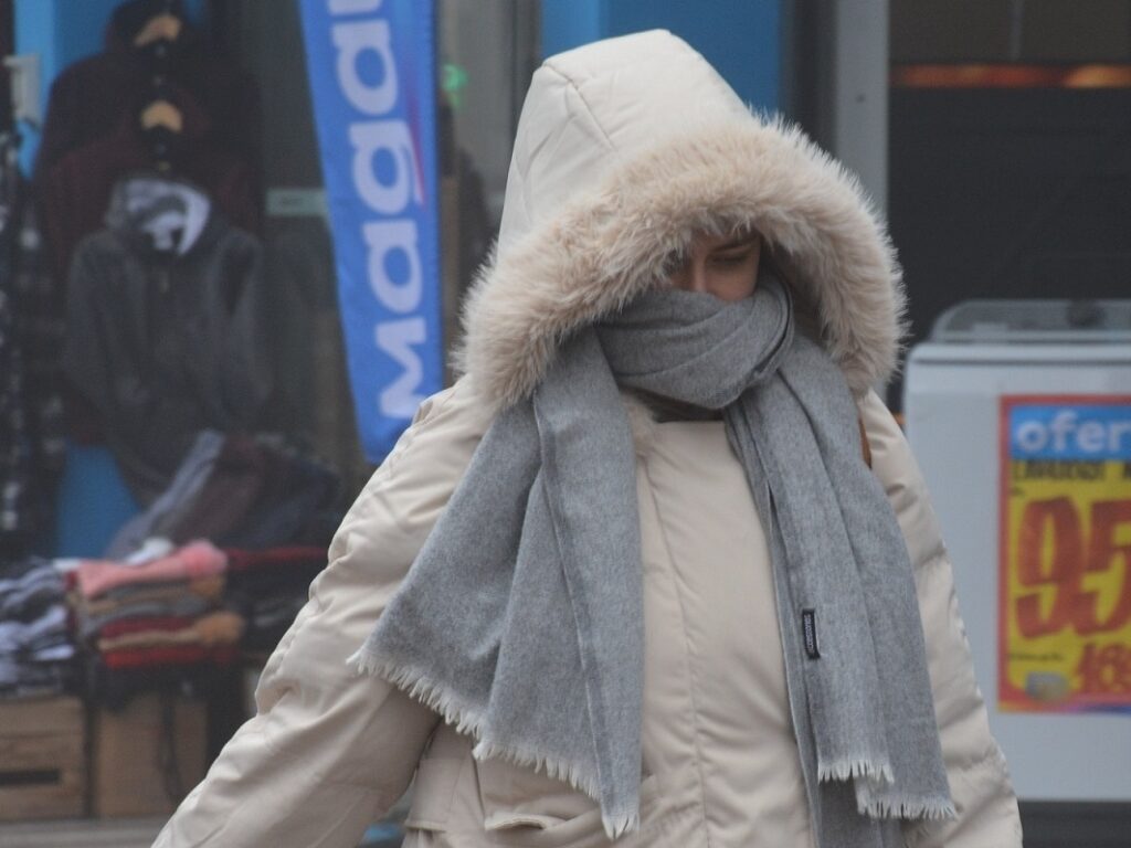 Pessoa agasalhada caminha pelas ruas de São Paulo no início do inverno de 2025