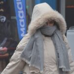 Pedestre enfrenta manhã gelada no Centro da capital paulista após queda brusca de temperatura