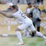 Igor Jesus celebra o gol que deu a vitória ao Botafogo sobre o PSG