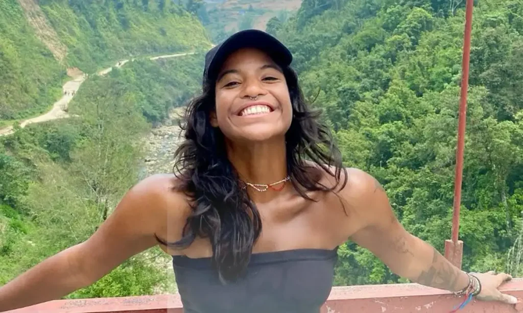 Juliana Marins caiu em trilha no Monte Rinjani e aguarda resgate há mais de 65 horas. Família denuncia lentidão e cobra ação urgente.