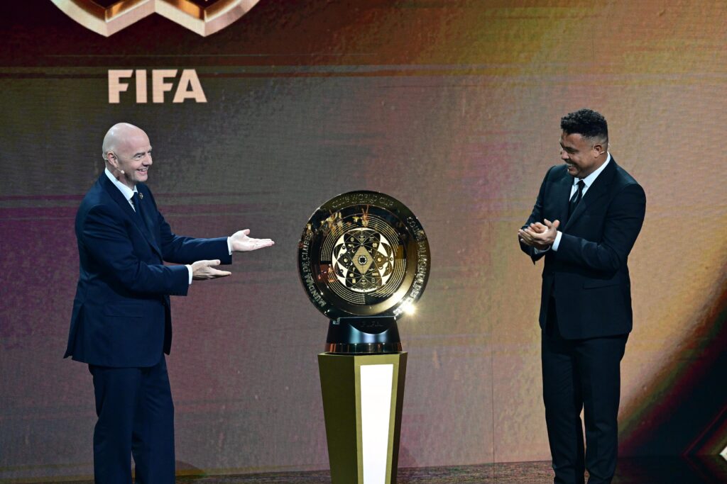 Mundial de Clubes 2025 - Presidente da FIFA e Ronaldo Fenômeno observam troféu do Mundial de Clubes 2025